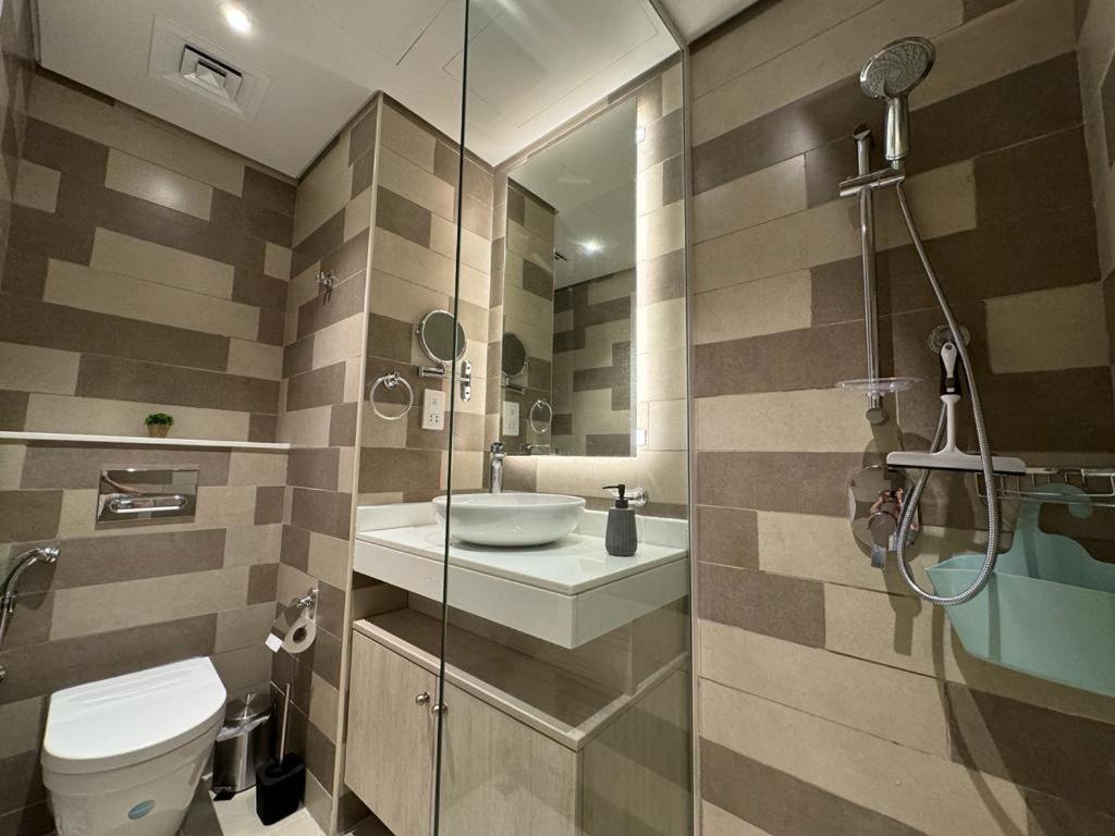 Apartment Beachside Bliss: Stylish New At Seven Palm *